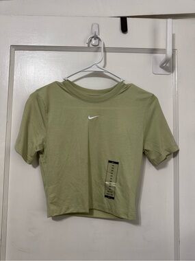Nike The Nike Tee Slim Fit Crop Top Size XS